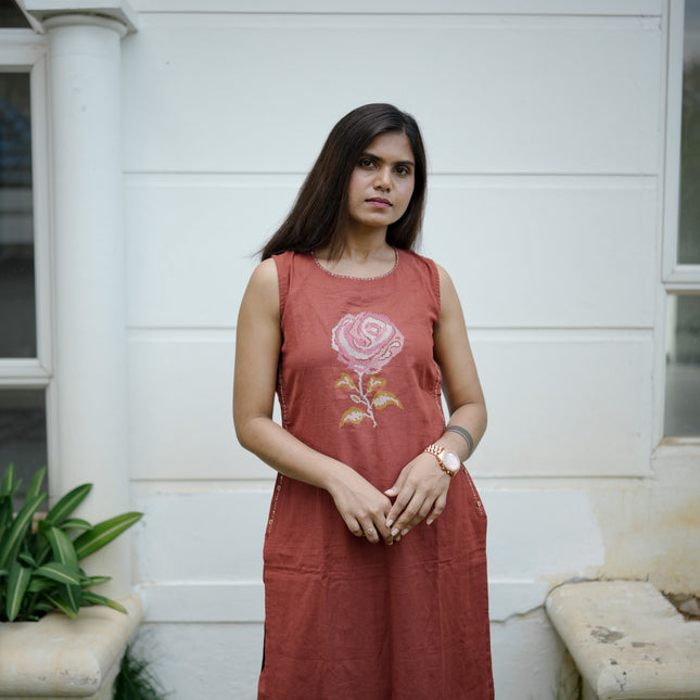 Rose Motif Sleeveless Kurta Set