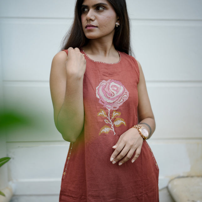 Rose Motif Sleeveless Kurta Set