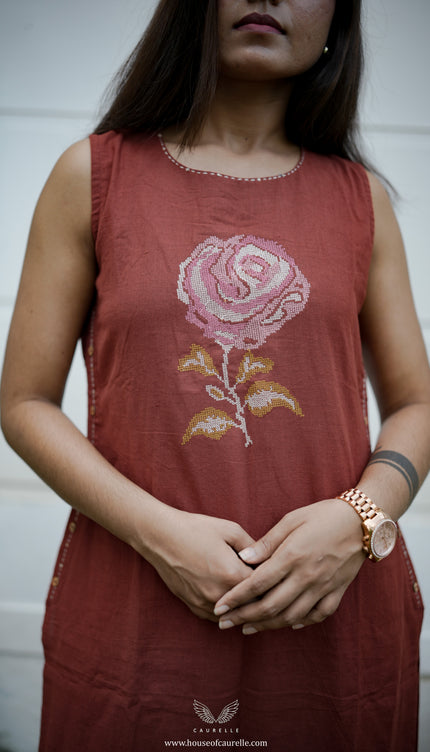 Rose Motif Sleeveless Kurta Set